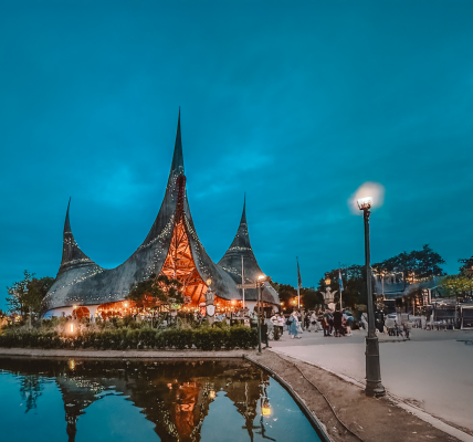 Eftelings beautiful enterance at night